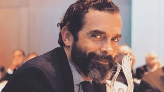 Ο Κωνσταντίνος Μαρκουλάκης έγινε 50 και άλλαξε τελείως look