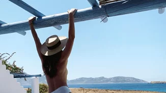 Τρεις γνωστές Ελληνίδες πόζαραν topless σε διαφορετικές τοποθεσίες