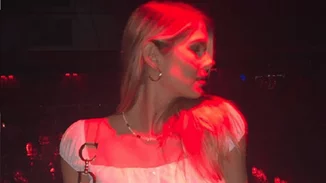 Αμαλία Κωστοπούλου | Ετοιμάζεται να έρθει Ελλάδα για τον γάμο της μητέρας της, Τζένης Μπαλατσινού