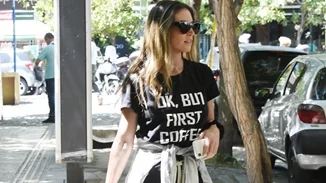 Αθηνά Οικονομάκου | Δες τη σε βόλτα της στο Κολωνάκι με καυτό σορτσάκι