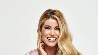 Η Βάσια Κωσταρά αποκαλύπτει πώς θα αποκτήσεις την πιο λαμπερή επιδερμίδα για το καλοκαίρι