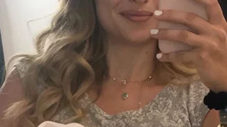 Παρουσιάστρια του Alpha θηλάζει το παιδί της στο… κομμωτήριο! [pic]