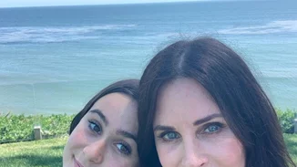 Δες την κόρη της Courteney Cox να κάνει συνέντευξη στη μητέρα της