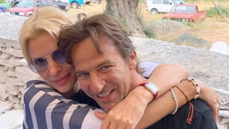 Ελένη Μενεγάκη και Μάκης Παντζόπουλος | Δες τις φωτογραφίες από το πανηγύρι που διασκέδασαν στην Άνδρο