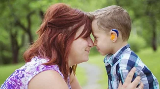 Πώς δύο γονείς κάνουν συναρπαστική τη ζωή του κωφού παιδιού τους και ένα μήνυμα για όλους μας