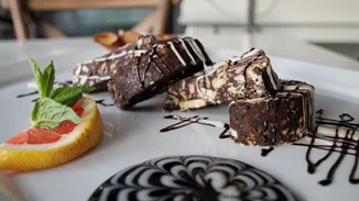 Γλυκό σαλάμι με πραλίνα από τον Στέλιο Παρλιάρο