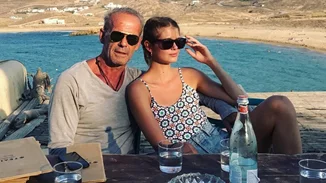 Αμαλία Κωστοπούλου | Στην Μύκονο με τον πατέρα της μετά τον γάμο της Τζένης Μπαλατσινού (pics)