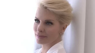 Ελένη Μενεγάκη | Με φόρεμα συνεργάτιδάς της