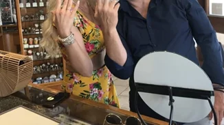 Γνωστό ζευγάρι της ελληνικής showbiz παντρεύεται το Σάββατο και αγόρασε τις βέρες του τελευταία στιγμή