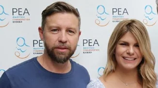 Νατάσα Σκαφίδα | Με midi dress η σύζυγος του Γιάννη Βαρδή κατά την έξοδό της από το μαιευτήριο