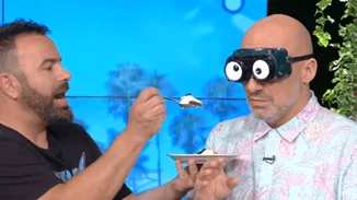 Νίκος Μουτσινάς | Ο Βασίλης Καλλίδης τον τάισε κροκόδειλο και ακρίδες!