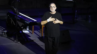 Θάνος Μικρούτσικος | Η κούκλα νεαρή κόρη του τον παρακολούθησε στο Ηρώδειο (pic)