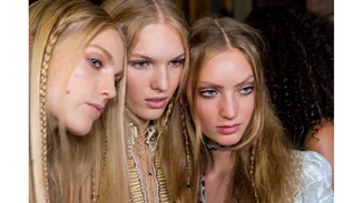 Χτενίσματα για την παραλία, τις βόλτες στο νησί και τις εξορμήσεις | Όλες οι ιδέες