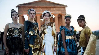 Οι Dolce & Gabbana παρουσίασαν μια συλλογή ωδή στην Αρχαία Ελλάδα