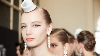 Ένα beauty look που μας έκανε να αναθεωρήσουμε πολλά για τις ψεύτικες βλεφαρίδες