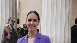 Και κάπως έτσι η Νόνη Δούνια στην ορκωμοσία της Βουλής έδειξε σε όλες τι σημαίνει στιλ