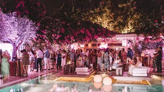 Ένα fashionable ροζ πάρτι στην καλοκαιρινή Αθηναϊκή Ριβιέρα