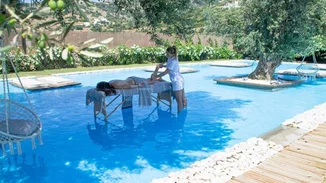 Ανακαλύψαμε την πιο ιδιαίτερη πισίνα ξενοδοχείου και βρίσκεται στην Ελλάδα!