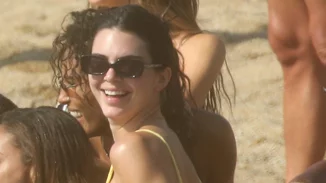 Kendall Jenner | Σπάει πιάτα στην Μύκονο & χορεύει συρτάκι