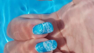 Το πιο καλοκαιρινό σχέδιο για νύχια λέγεται Water Nail Trend