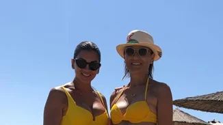 Σταματίνα Τσιμτσιλή και Μάρα Ζαχαρέα ποζάρουν μαζί στην παραλία