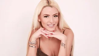 Στέλλα Μιζεράκη | Η φωτογραφία με το κόκκινο μπικίνι και το δημόσιο μήνυμα