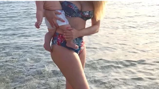 Ποια γνωστή Ελληνίδα παρουσιάστρια ποζάρει με μαγιό 6 μήνες αφού γέννησε;