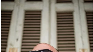 Αντίνοος Αλμπάνης | «Και γιατί φτιάχτηκαν τα χέρια αν όχι για αγκαλιές;»