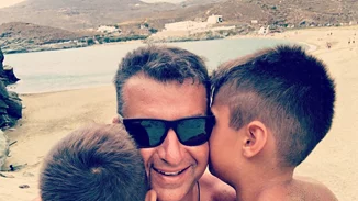 Φαίη Σκορδά - Γιώργος Λιάγκας | Κοινές διακοπές στην Τήνο μαζί με τους γιους τους
