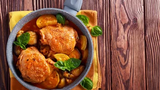 Συνταγή για κοτόπουλο κοκκινιστό με κολοκυθάκια