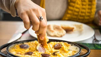 Η πιο γευστική ομελέτα με λουκάνικα και ντομάτα