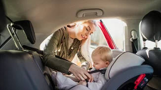 Έρευνα | Τα μωρά δεν πρέπει να κοιμούνται στα καθισματάκια αυτοκινήτου μετά το πέρας του ταξιδιού