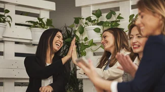 Πώς οι φίλοι στη δουλειά επηρεάζουν την απόδοσή σου στο γραφείο