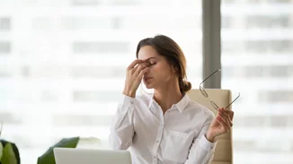 Γιατί κάνεις ζημιά στον εγκέφαλό σου αν δουλεύεις full-time μετά τα 40