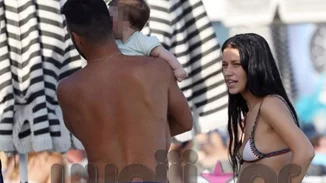 Γιώργος Τζαβέλλας & Αθηνά Πικράκη | Οι πρώτες διακοπές με τον γιο τους! Πού τους εντόπισε ο φωτογραφικός φακός;