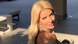 Ελένη Μενεγάκη | Από την Άνδρο στη Μύκονο! Η σπάνια εμφάνιση στο Νησί των Ανέμων