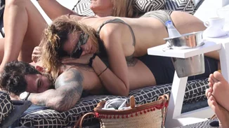 Μαρία Καλάβρια - Δημήτρης Αλεξάνδρου | Οι τρυφερές στιγμές του ζευγαριού σε παραλία της Μυκόνου!