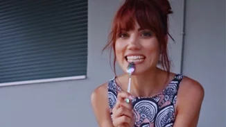 Μαίρη Συνατσάκη | Ποζάρει με την δίδυμη αδερφή της φορώντας (σχεδόν) το ίδιο ρούχο