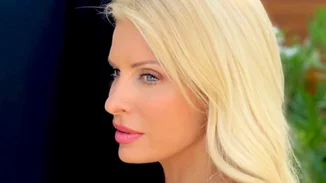 Ελένη Μενεγάκη | Επέστρεψε στην Άνδρο και πετάει από την χαρά της (κυριολεκτικά)