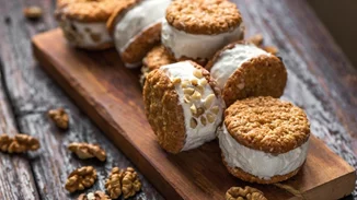 Μια συνταγή για υγιεινό παγωτό-σάντουιτς για τα παιδιά