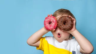 Η υπερκατανάλωση ανθυγιεινών τροφών συνδέεται με καθυστερημένη ανάπτυξη των μικρών παιδιών