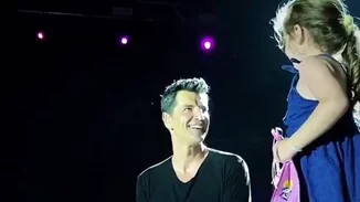 So cute! Η Αριάδνη Ρουβά "επισκέφτηκε" τον πατέρα της στην σκηνή