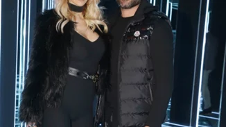 Ποια διάσημη Ελληνίδα ανεβαίνει τα σκαλιά της εκκλησίας στην Μύκονο