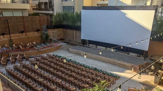 Αυτό είναι το θερινό σινεμά με την μεγαλύτερη πανοραμική οθόνη και εκεί μπορείς να απολαύσεις την ταινία του καλοκαιριού