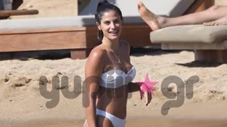 Χριστίνα Μπόμπα | Με λευκό μαγιό στην Μύκονο