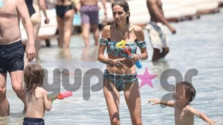 Σοφία Καρβέλα | Τα παιχνίδια στην θάλασσα με τους γιους της