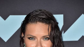 Τι έπαθαν όλες με τα «βρεγμένα» μαλλιά ή αλλιώς wet look;