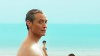 O Jude Law με speedo στο τρέιλερ του “The New Pope”