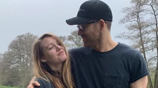 Blake Lively και Ryan Reynolds | Φωτογραφίζονται με μάσκες που έφτιαξαν οι κόρες τους