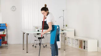 Τα λάθη που κάνεις στο σκούπισμα του σπιτιού και η συσκευή που θα σου λύσει όλα τα προβλήματα